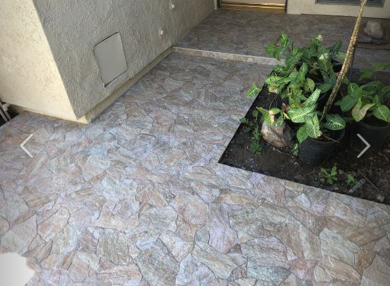 Outdoor patio in flagstone-look tile